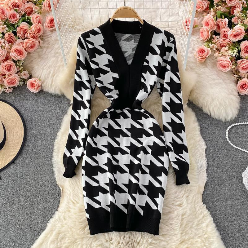 Autumn and winter new Qianniao V-neck stretch tight knit dress GOUPILLIER Autumn and winter new Qianniao V-neck stretch tight knit dress GOUPILLIER