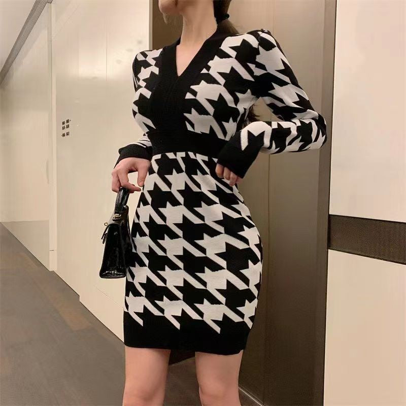 Autumn and winter new Qianniao V-neck stretch tight knit dress GOUPILLIER Autumn and winter new Qianniao V-neck stretch tight knit dress GOUPILLIER