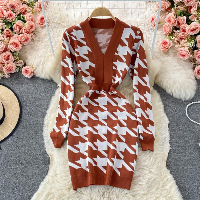 Autumn and winter new Qianniao V-neck stretch tight knit dress GOUPILLIER Autumn and winter new Qianniao V-neck stretch tight knit dress GOUPILLIER